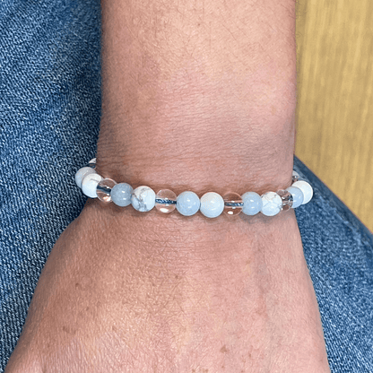 Bracelet aigue marine, howlite et cristal de roche porté au poignet, bijou en pierres naturelles