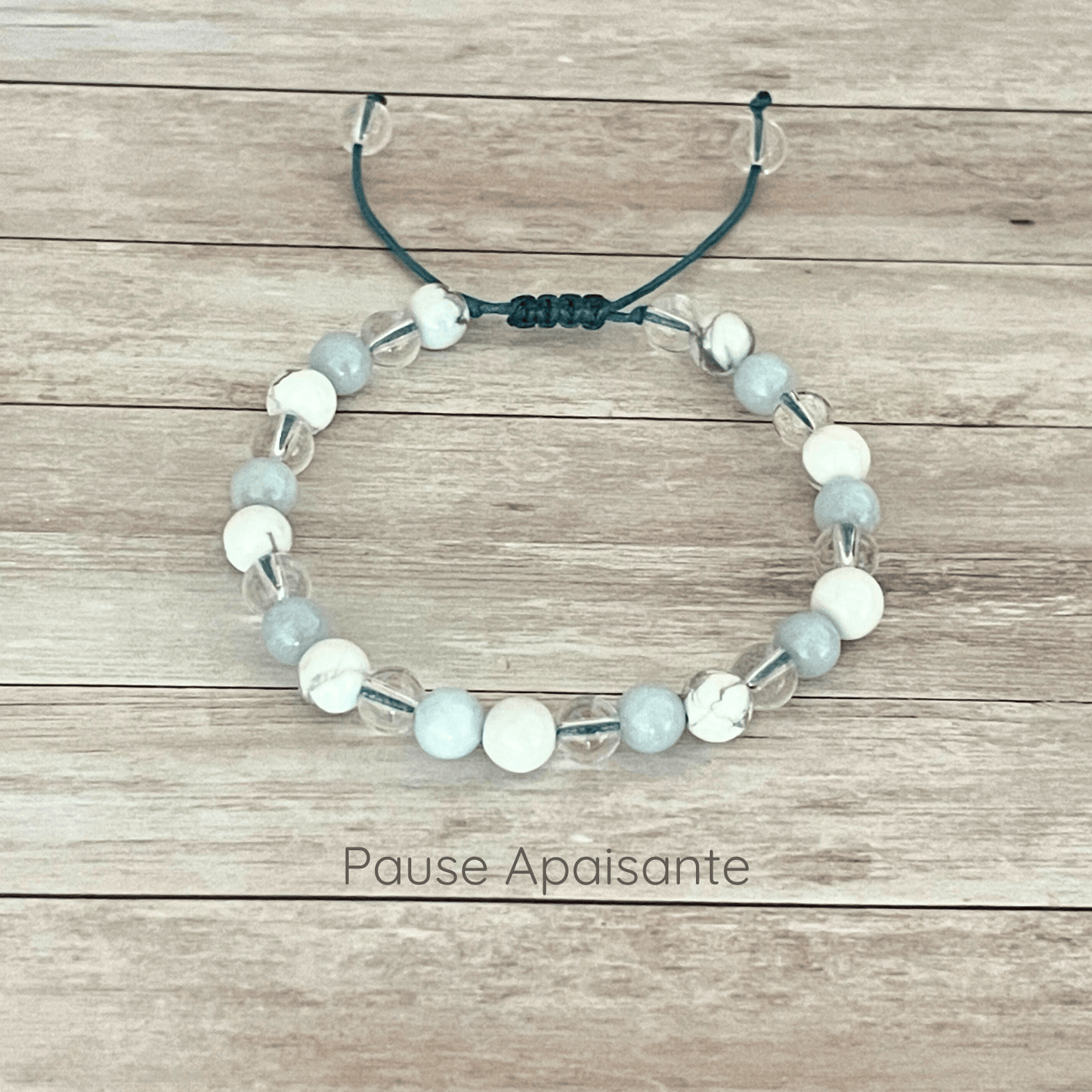 Bracelet en pierres naturelles aigue marine, howlite et cristal de roche sur cordon ajustable, vue de présentation
