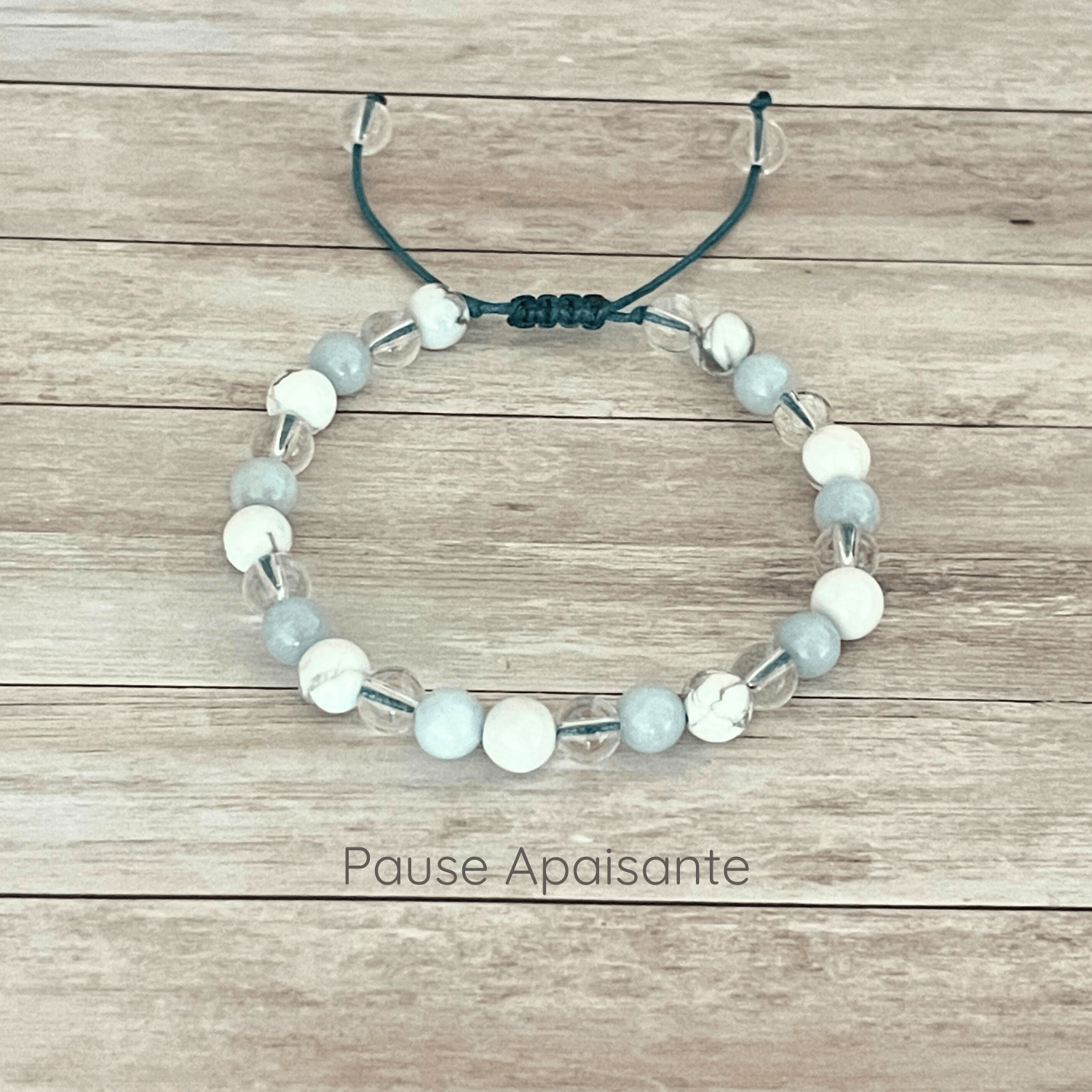 Bracelet en pierres naturelles aigue marine, howlite et cristal de roche sur cordon ajustable, vue de présentation