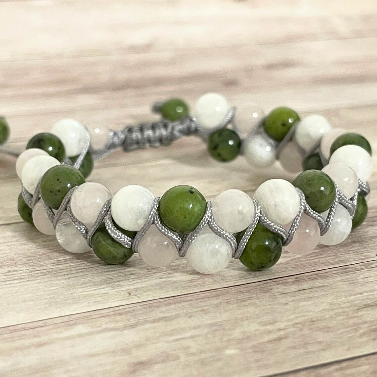 Gros plan des perles 6 mm Jade, Pierre de Lune et Quartz Rose, bracelet bien-être avec pierres sur deux rangées