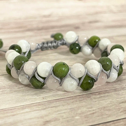 Gros plan des perles 6 mm Jade, Pierre de Lune et Quartz Rose, bracelet bien-être avec pierres sur deux rangées
