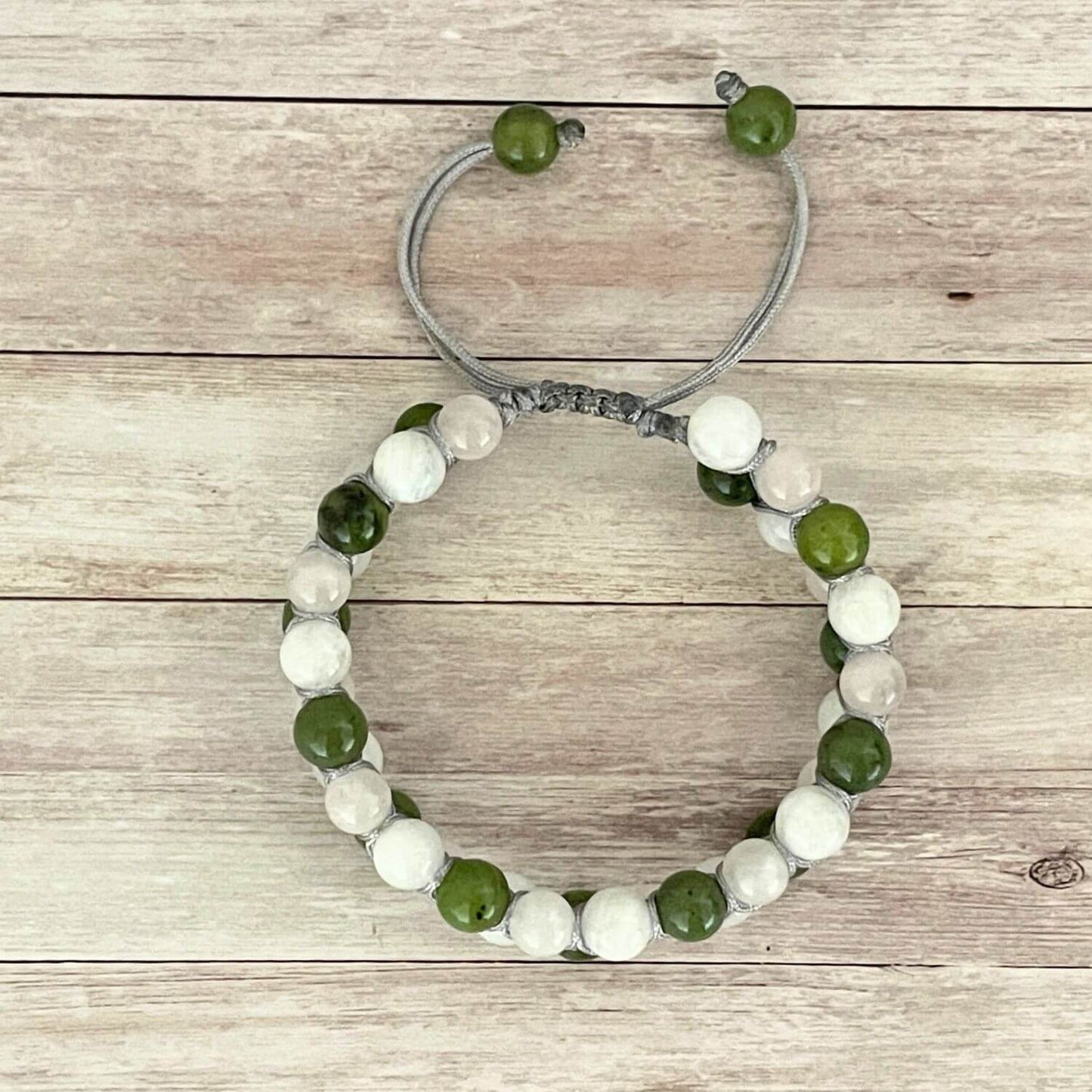 Vue de dessus du bracelet en Jade Pierre de Lune Quartz Rose, perles 6 mm sur deux rangées et cordon réglable