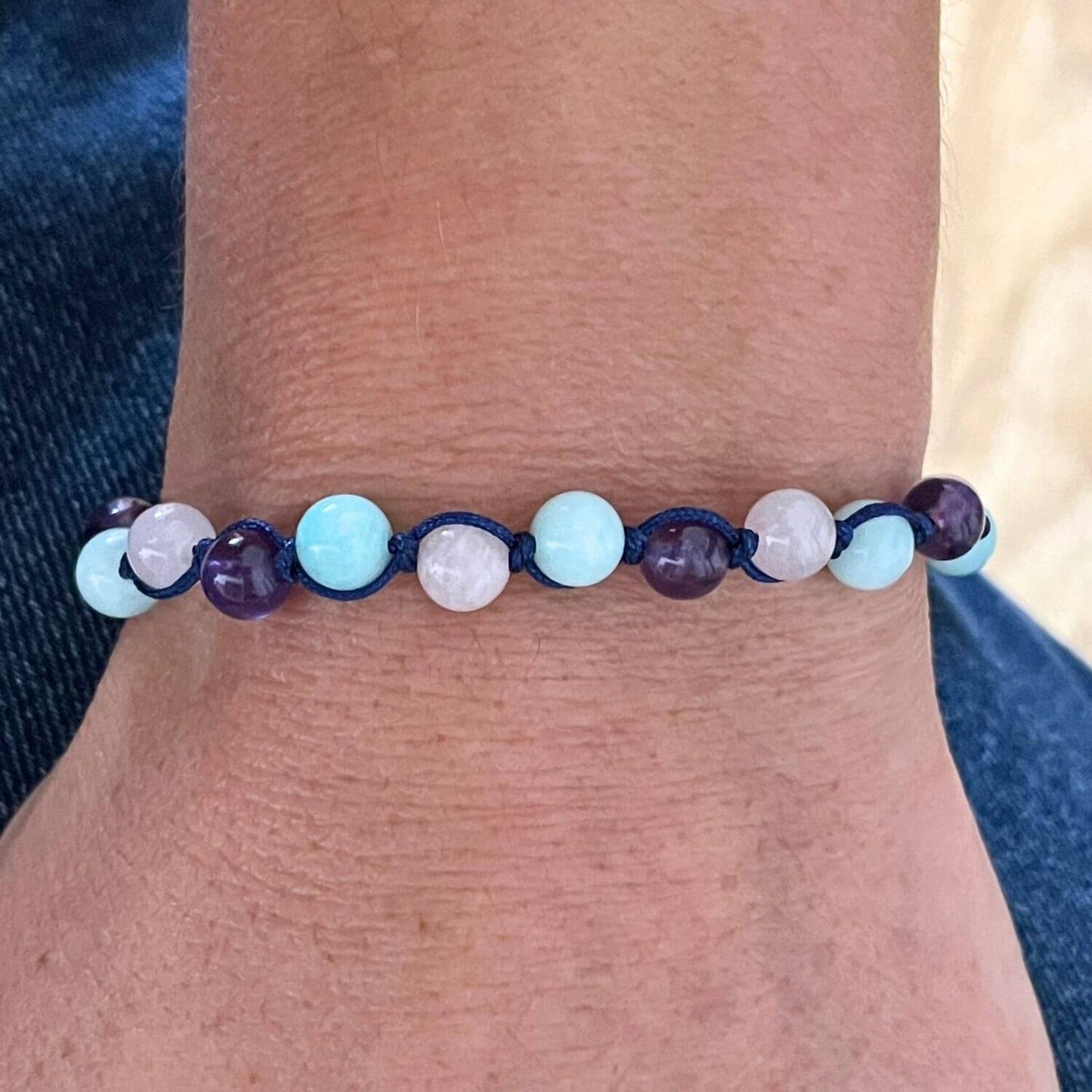 Bracelet Amazonite Quartz Rose Améthyste porté au poignet, bijou en pierres naturelles pour une routine bien être