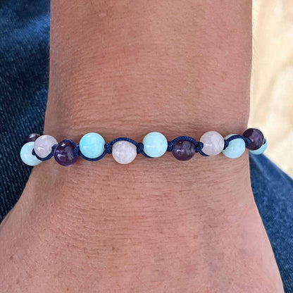 Bracelet Amazonite Quartz Rose Améthyste porté au poignet, bijou en pierres naturelles pour une routine bien être