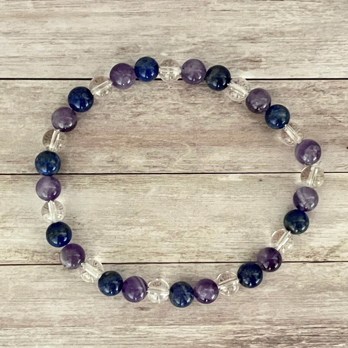 Vue de dessus d’un bracelet Améthyste, Lapis Lazuli et Cristal de Roche en pierres naturelles, soutien clarté et recentrage