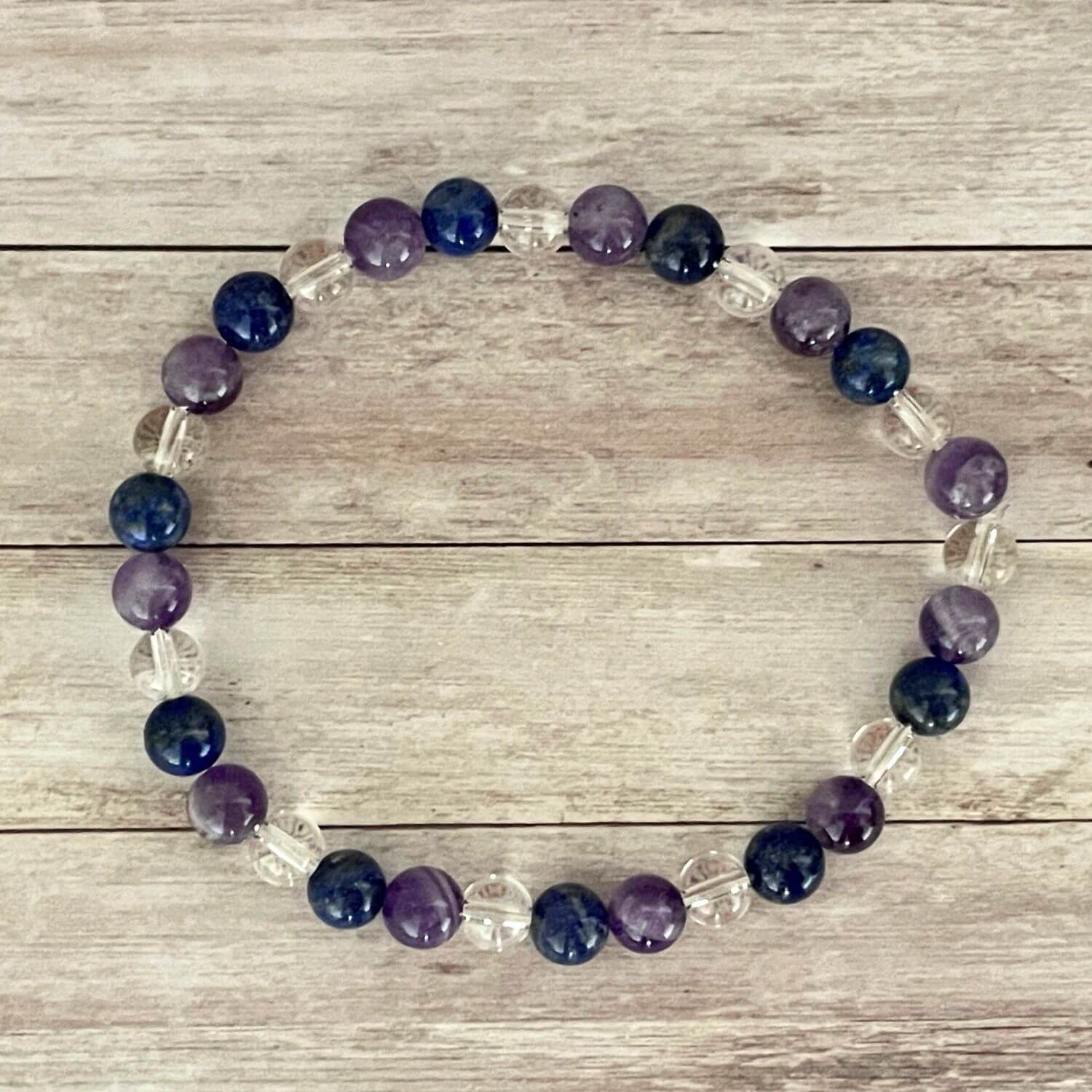 Vue de dessus d’un bracelet Améthyste, Lapis Lazuli et Cristal de Roche en pierres naturelles, soutien clarté et recentrage