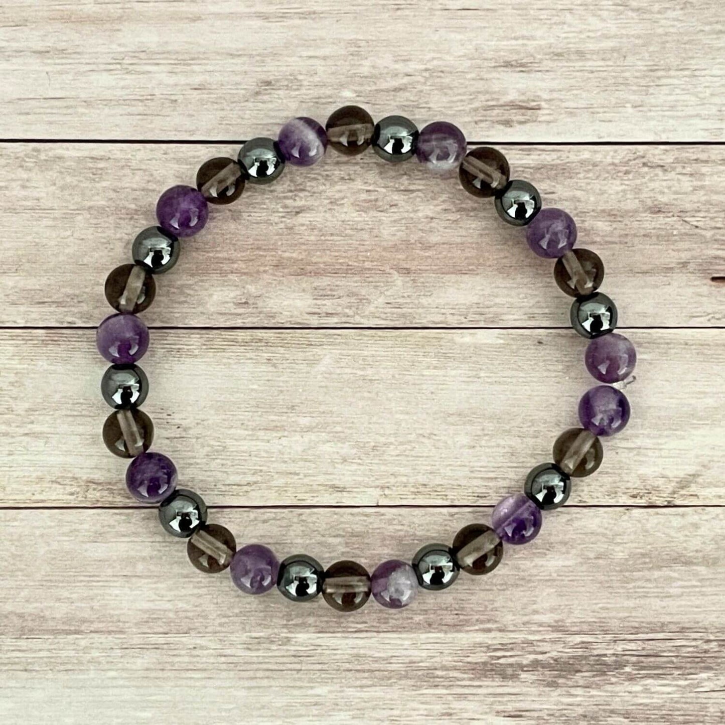 Bracelet en pierres naturelles d'Améthyste, Hématite et Quartz Fumé présenté comme bijou bien-être
