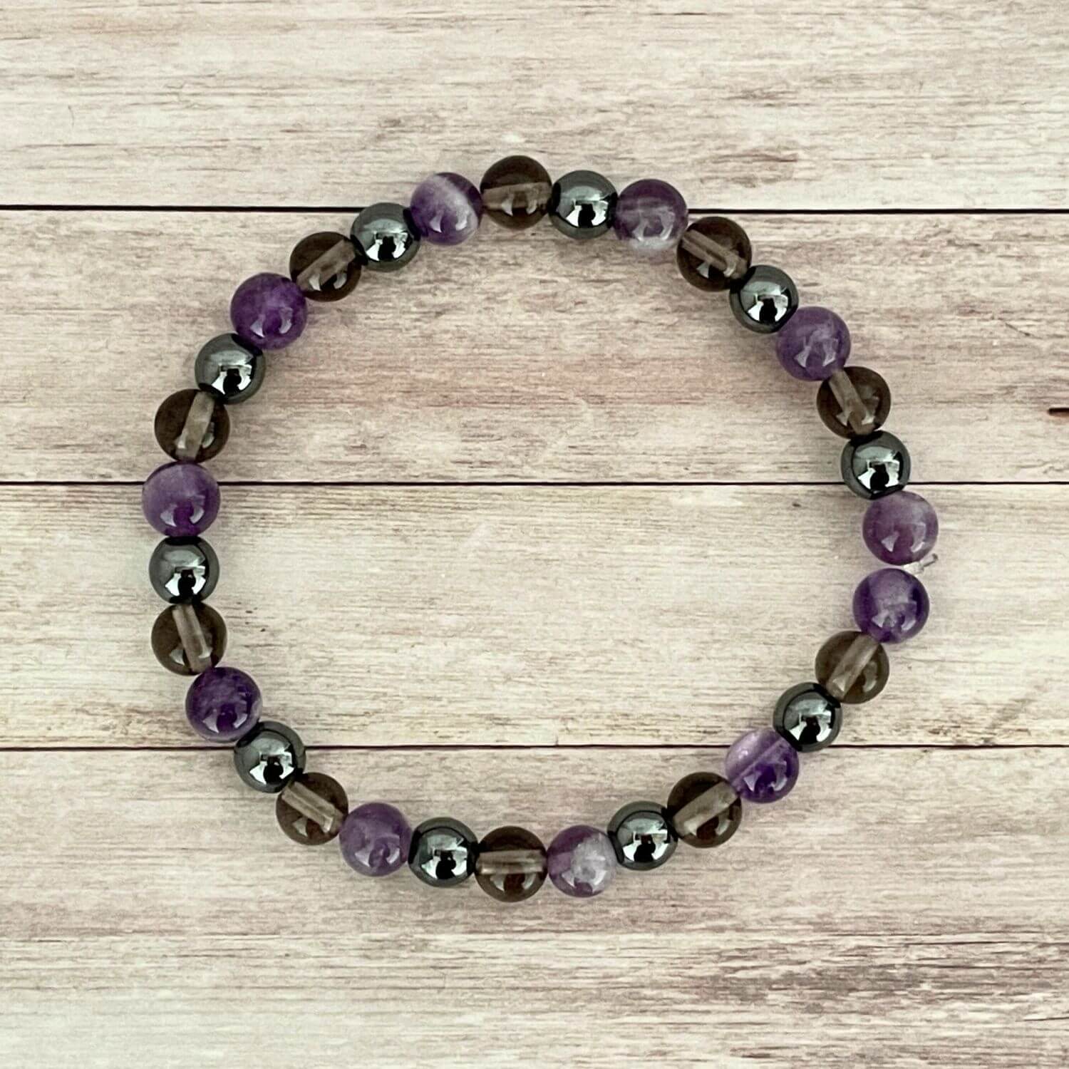 Bracelet en pierres naturelles d'Améthyste, Hématite et Quartz Fumé présenté comme bijou bien-être