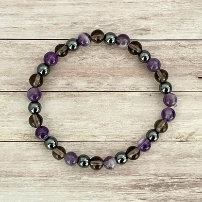 Bracelet en pierres naturelles d'Améthyste, Hématite et Quartz Fumé présenté comme bijou bien-être