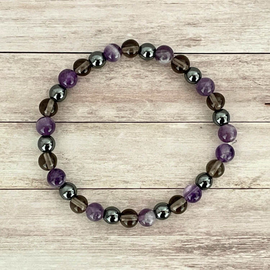 Bracelet en pierres naturelles d'Améthyste, Hématite et Quartz Fumé présenté comme bijou bien-être