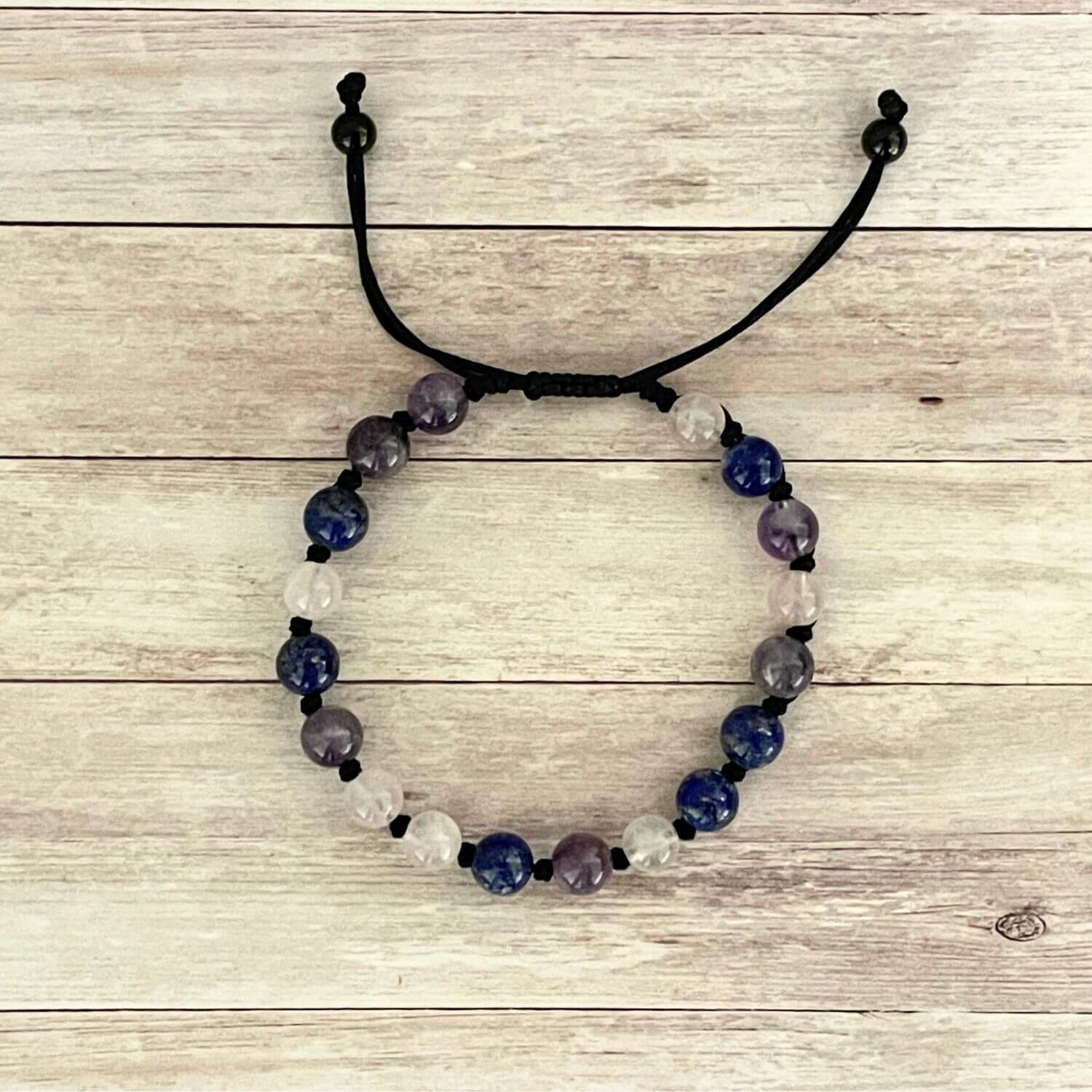 Vue de dessus du bracelet Lapis Lazuli Améthyste Quartz Rose, bijou bien-être en pierres naturelles 6 mm