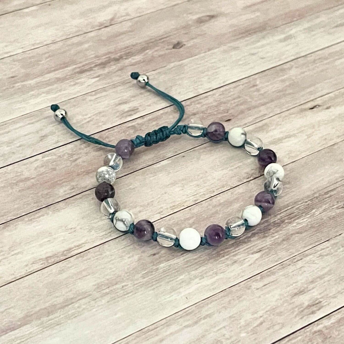 Bracelet en Améthyste, Howlite et Cristal de Roche pour le calme intérieur