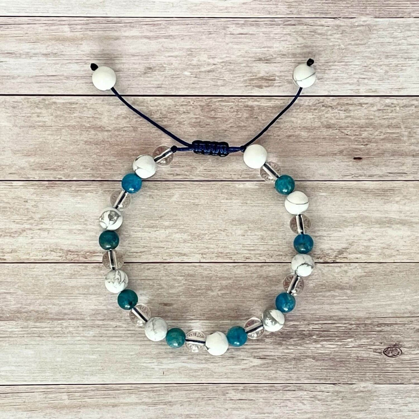 Vue de dessus du bracelet motivation et nouvelles habitudes Apatite Howlite Cristal de Roche avec cordon réglable couleur au choix