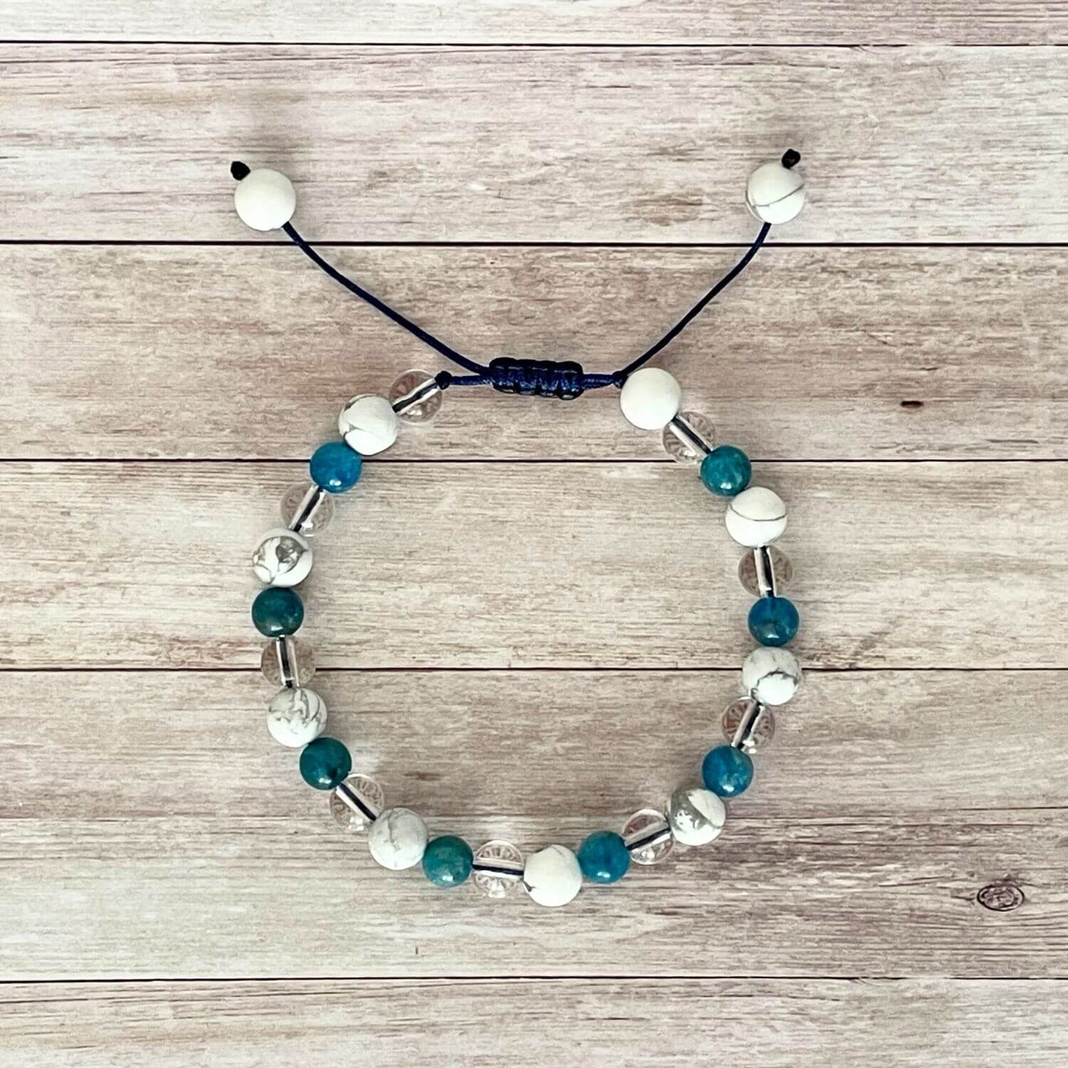 Vue de dessus du bracelet motivation et nouvelles habitudes Apatite Howlite Cristal de Roche avec cordon réglable couleur au choix