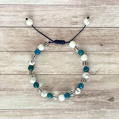 Vue de dessus du bracelet motivation et nouvelles habitudes Apatite Howlite Cristal de Roche avec cordon réglable couleur au choix