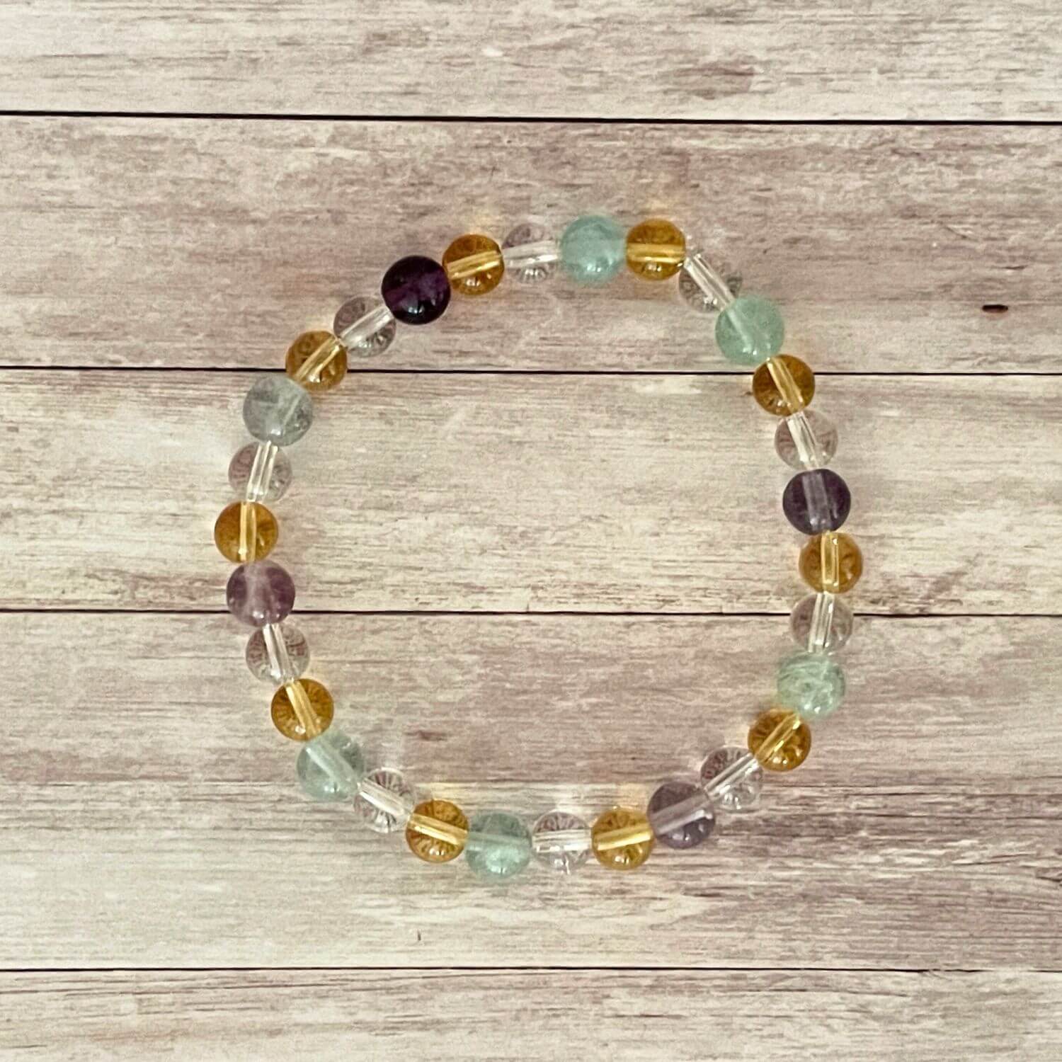 Bracelet enfant “Petit Génie” en pierres naturelles Fluorite, Citrine et Cristal de Roche 6 mm sur fil élastique (vue de dessus)