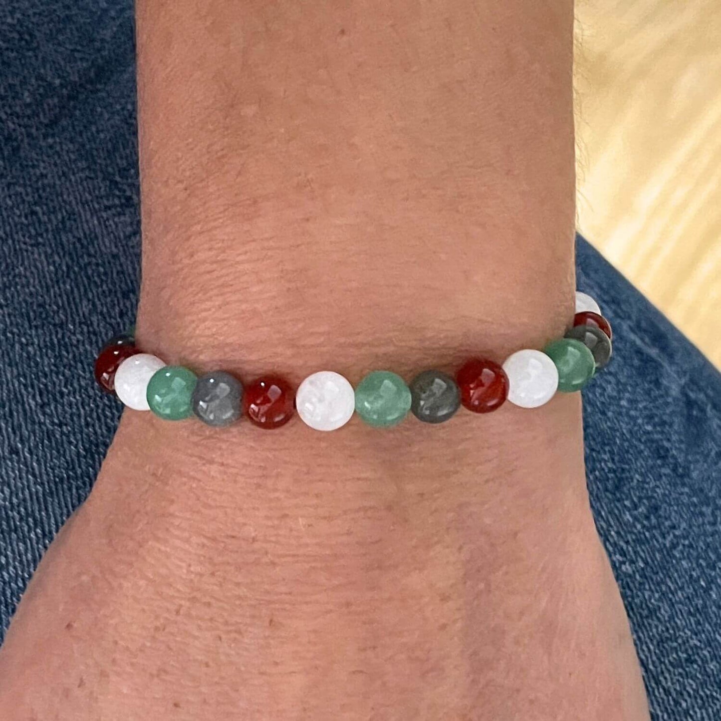 Bracelet projet bébé porté au poignet, bijou en pierres naturelles.