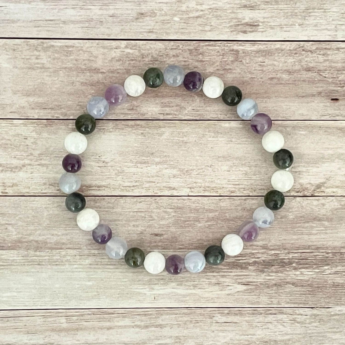 Vue de dessus du bracelet bien-être féminin Pierre de Lune, Améthyste, Labradorite et Calcédoine, perles 6 mm
