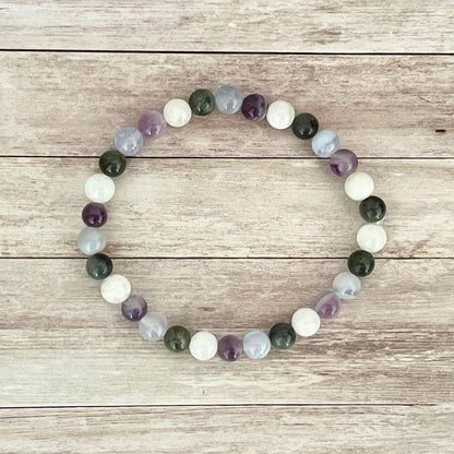 Vue de dessus du bracelet bien-être féminin Pierre de Lune, Améthyste, Labradorite et Calcédoine, perles 6 mm