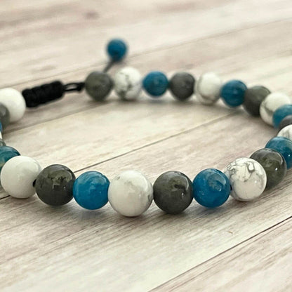 Gros plan des perles 6 mm Labradorite, Apatite et Howlite, bracelet en pierres naturelles