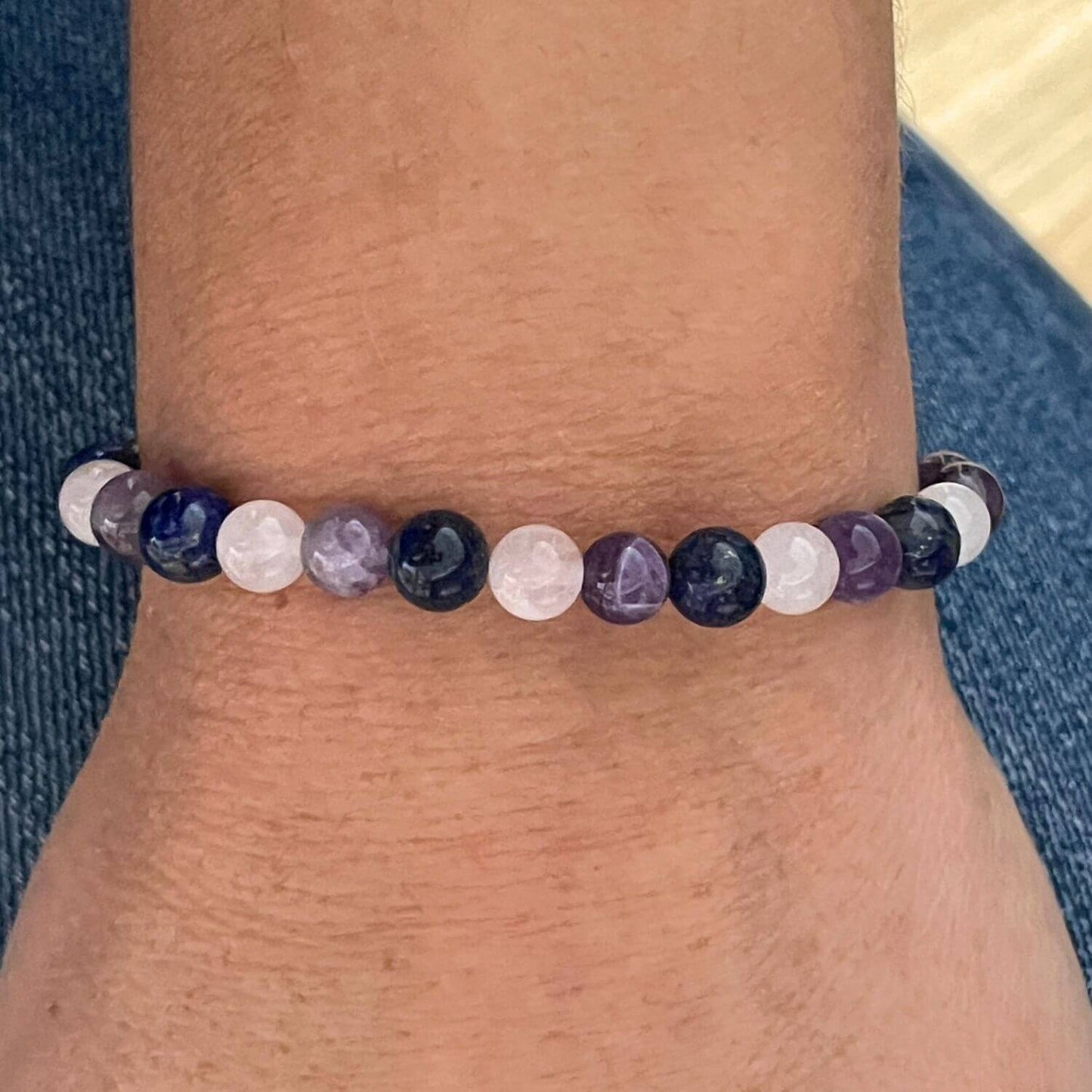 Bracelet Lapis Lazuli Améthyste Quartz Rose porté au poignet, bijou en pierres naturelles pour douceur et lacher prise