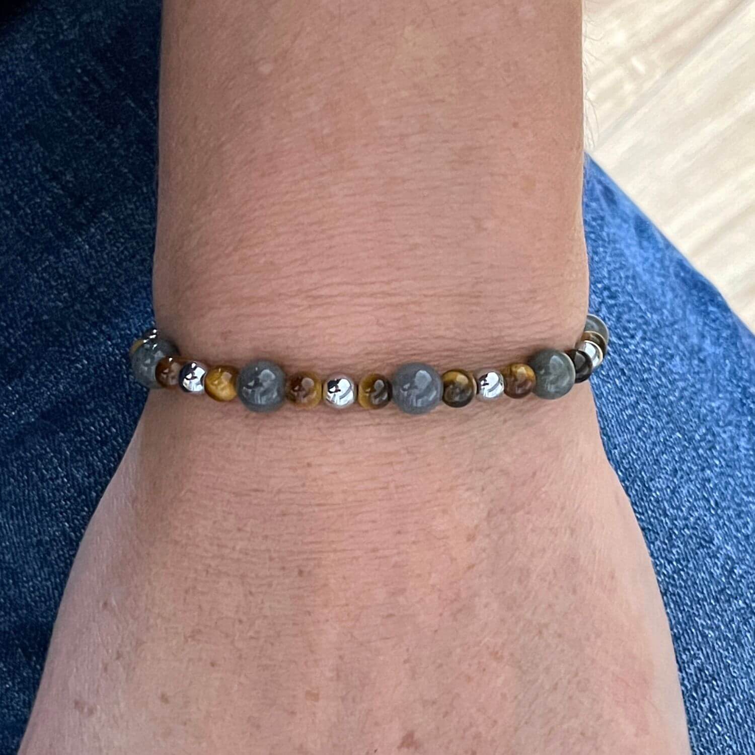 Bracelet Labradorite Oeil de Tigre Hématite porté au poignet, bijou bien-être en pierres naturelle