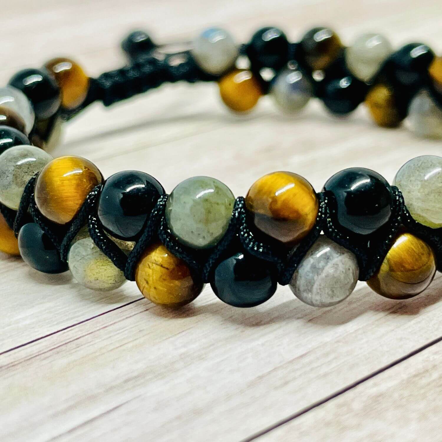Gros plan des deux rangées de perles 6 mm Oeil de Tigre, Labradorite et Onyx