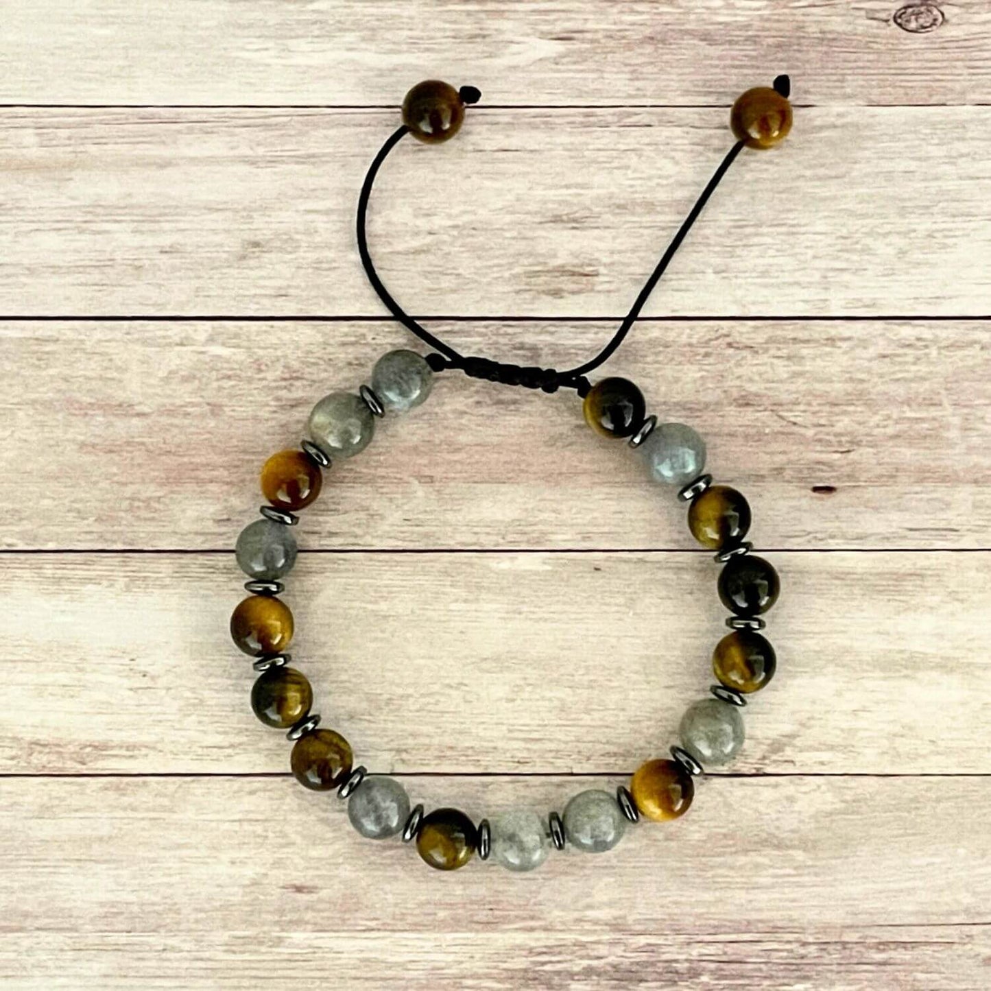 Vue de dessus du bracelet Labradorite, Œil de Tigre et Hématite, bijou de lithothérapie en pierres naturelles