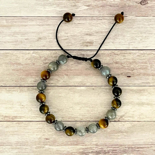 Vue de dessus du bracelet Labradorite, Œil de Tigre et Hématite, bijou de lithothérapie en pierres naturelles