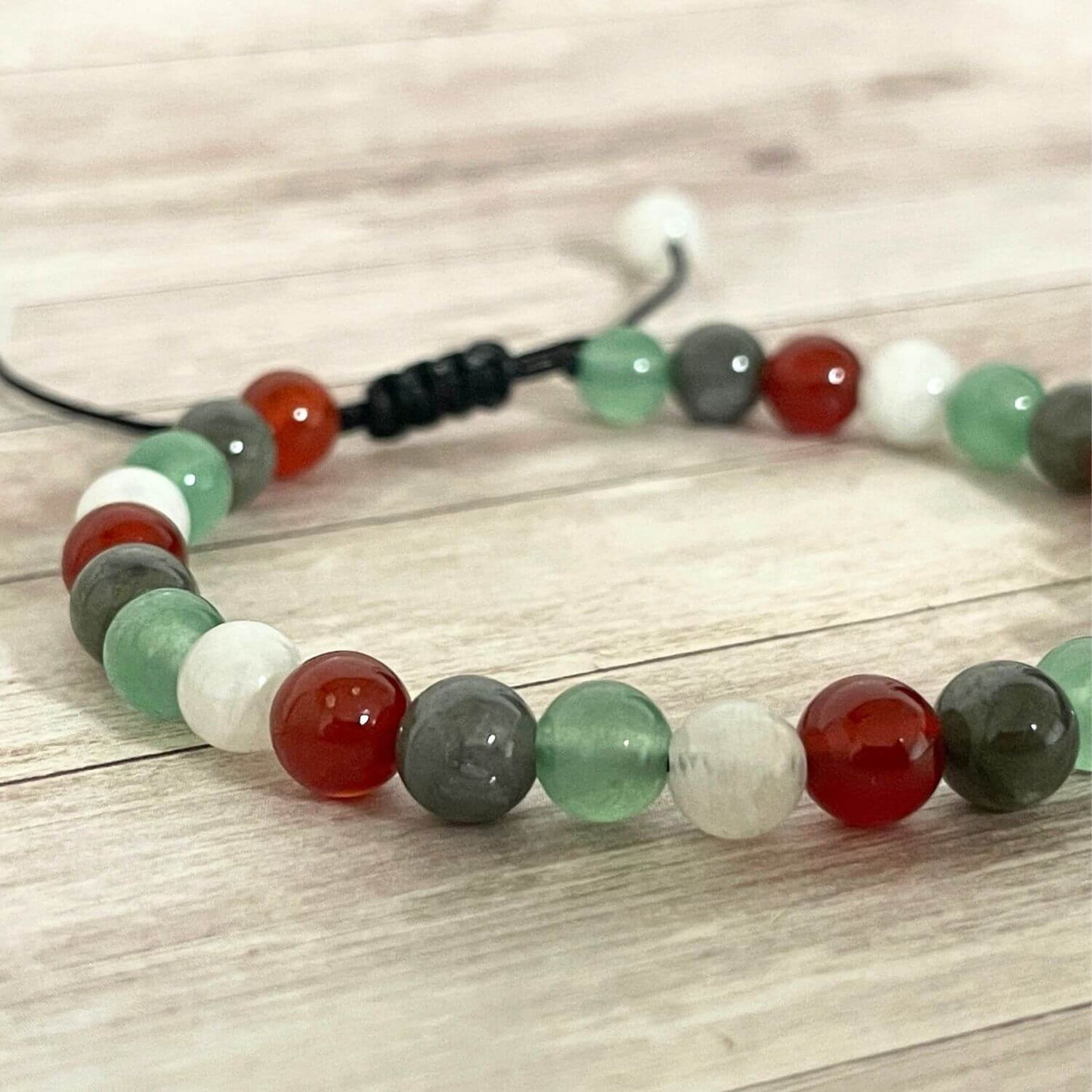 Détail bracelet parcours PMA en pierres naturelles pierre de lune labradorite aventurine cornaline