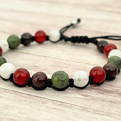 Gros plan des perles 6 mm Pierre de Lune Cornaline Jade Grenat, bracelet lithothérapie pour accompagner un projet bébé
