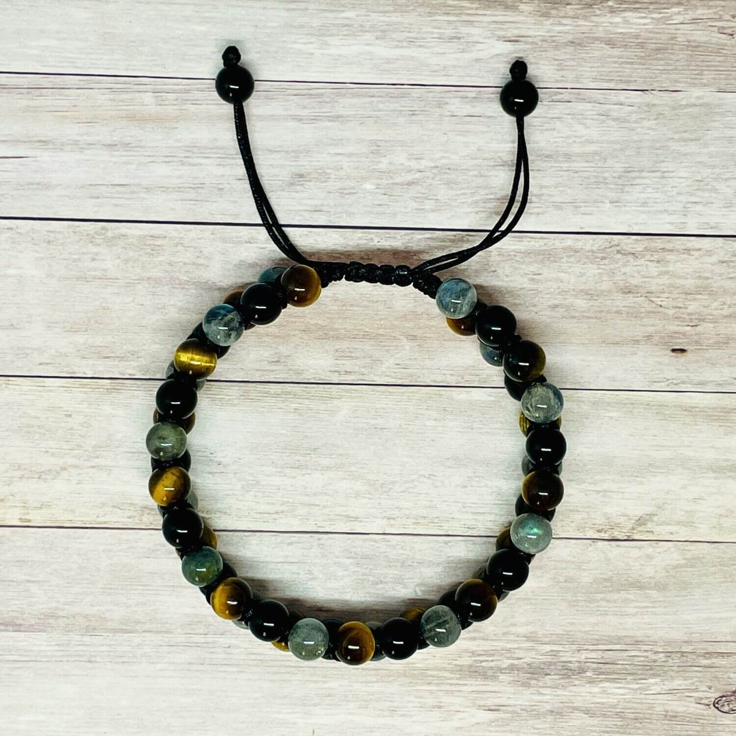 Vue de dessus du bracelet double rang Oeil de Tigre Labradorite Onyx, bijou en pierres naturelles