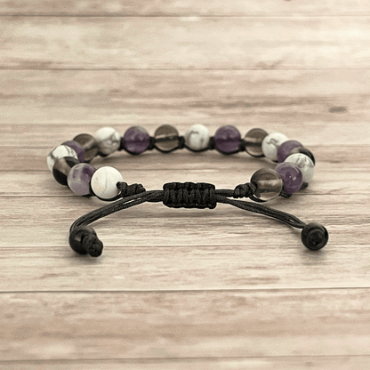 Vue arrière du bracelet sur cordon ajustable, nœud de fermeture et cordons visibles