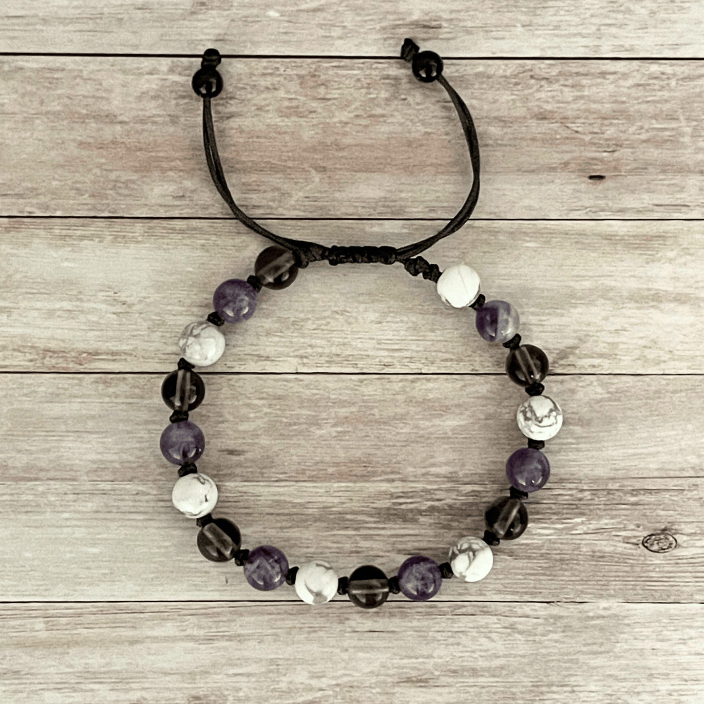 Vue de dessus du bracelet améthyste, howlite et quartz fumé, perles alignées sur cordon