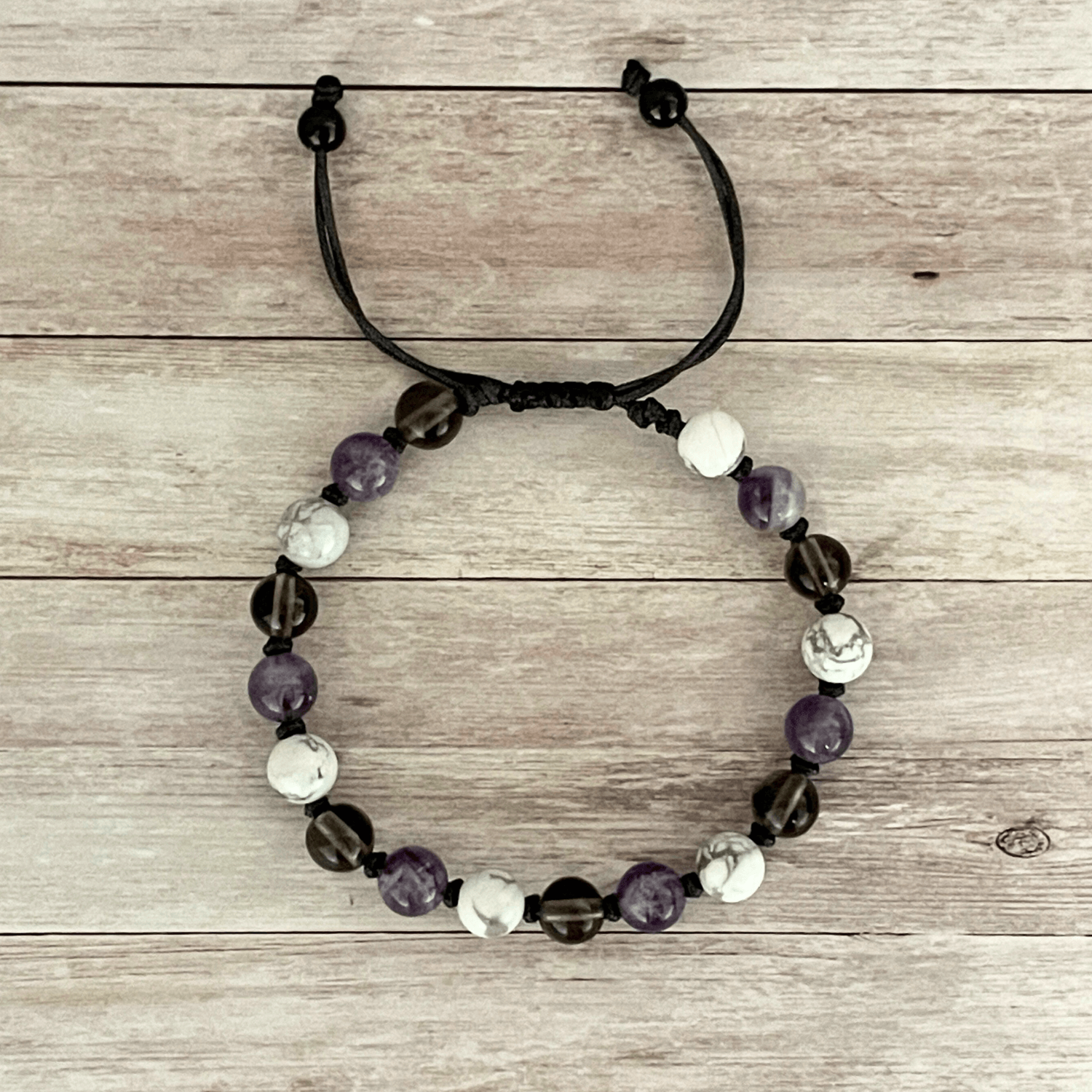 Vue de dessus du bracelet améthyste, howlite et quartz fumé, perles alignées sur cordon