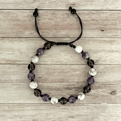 Vue de dessus du bracelet améthyste, howlite et quartz fumé, perles alignées sur cordon