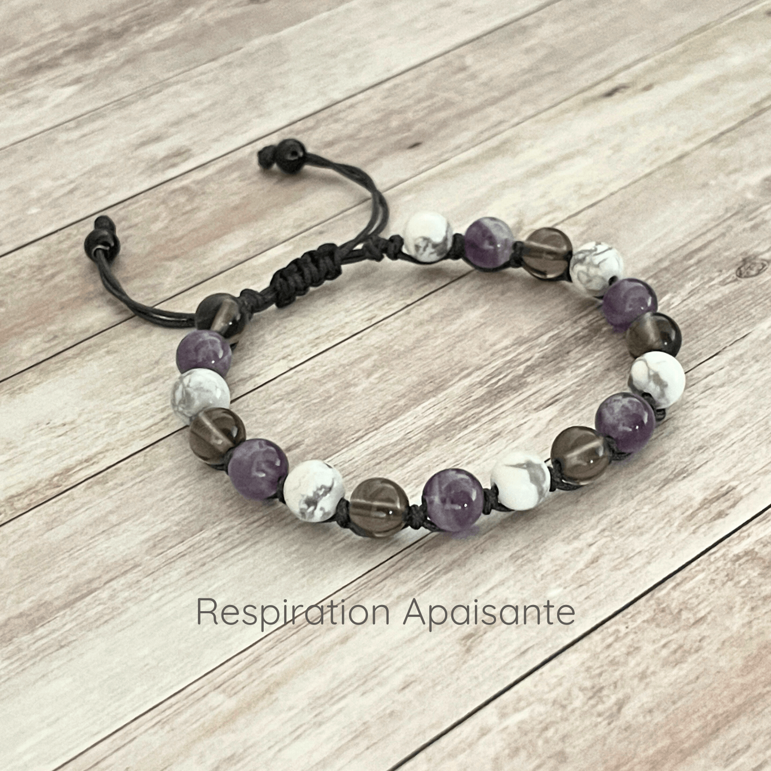 Bracelet en pierres naturelles améthyste, howlite et quartz fumé sur cordon ajustable, vue de présentation