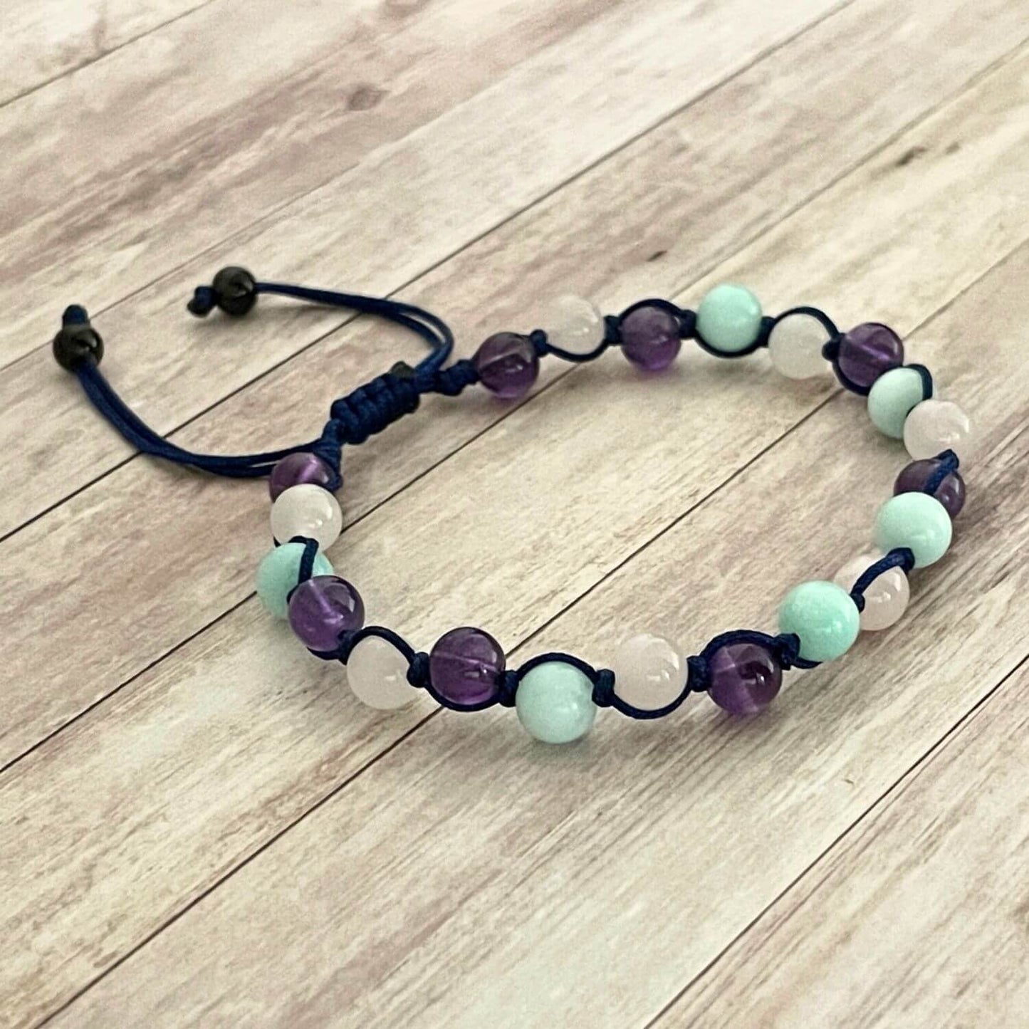 Vue de dessus du bracelet sérénité Amazonite Quartz Rose Améthyste avec cordon réglable couleur au choix
