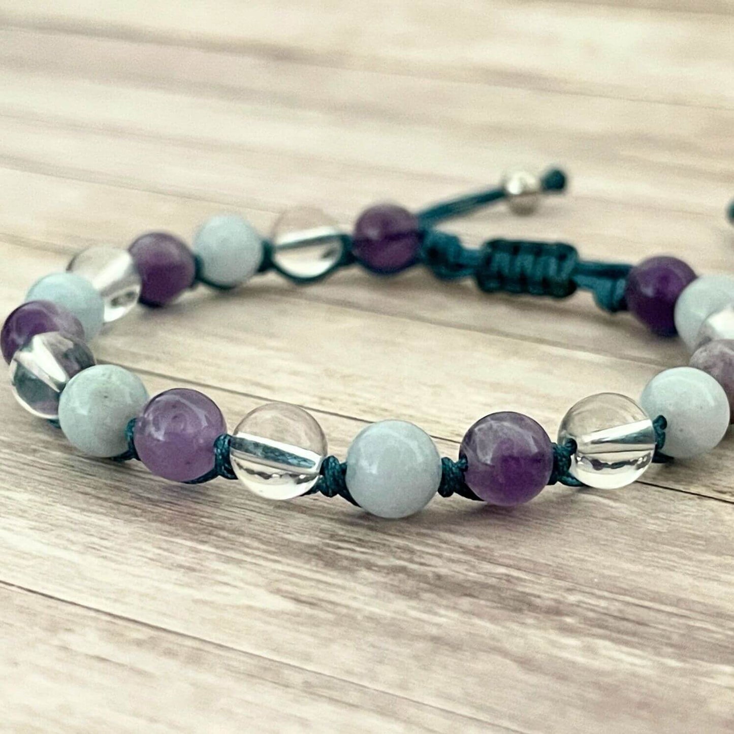 Gros plan sur les perles du bracelet Souffle intérieur en Améthyste Aigue Marine et Cristal de Roche