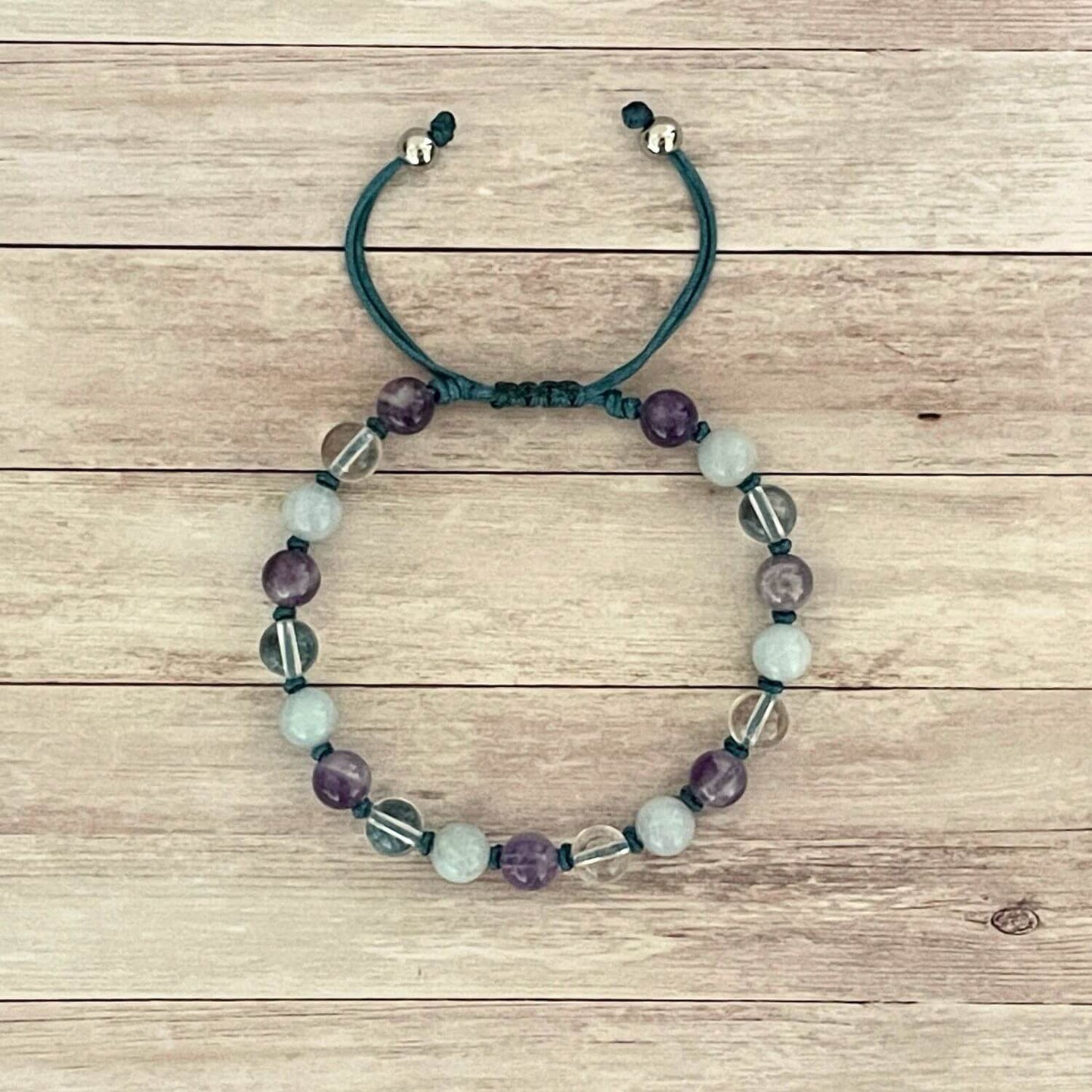 Bracelet en pierres naturelles Améthyste Aigue Marine Cristal de Roche – vue de dessus sur fond clair