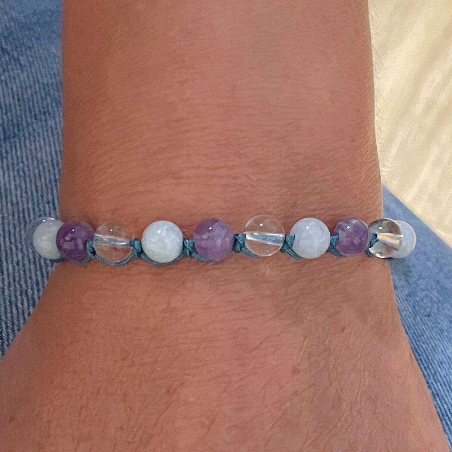 Bracelet Souffle intérieur porté au poignet – bijou d’intention pour le calme intérieur et la respiration apaisée