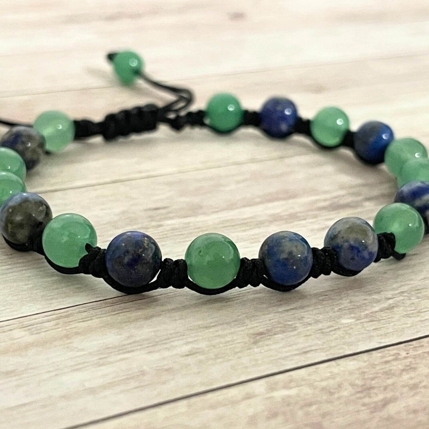 Gros plan des perles 6 mm Lapis Lazuli et Aventurine, bracelet apaisement et confort cutané