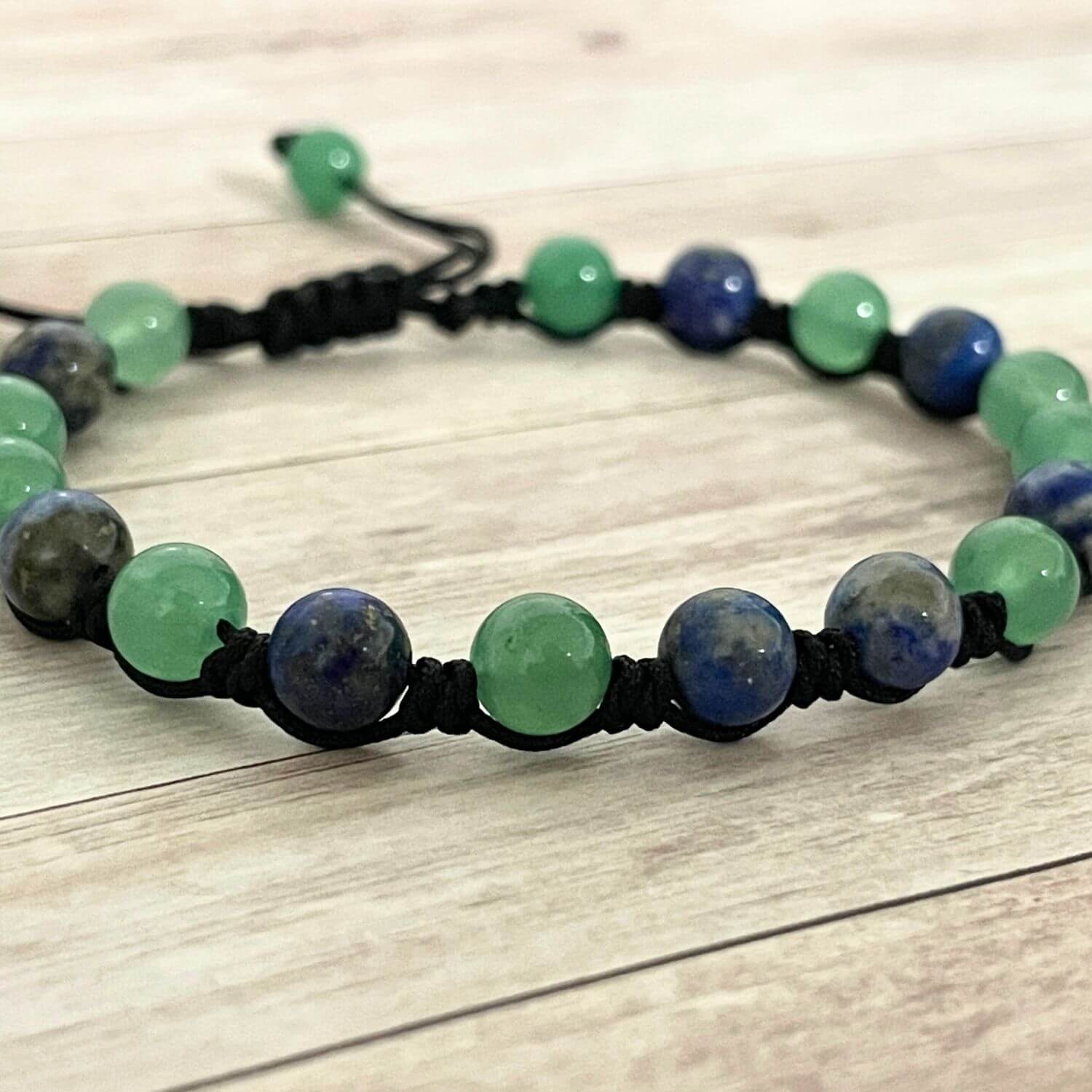 Gros plan des perles 6 mm Lapis Lazuli et Aventurine, bracelet apaisement et confort cutané