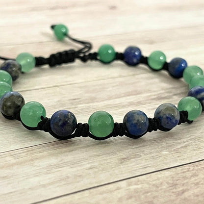 Gros plan des perles 6 mm Lapis Lazuli et Aventurine, bracelet apaisement et confort cutané