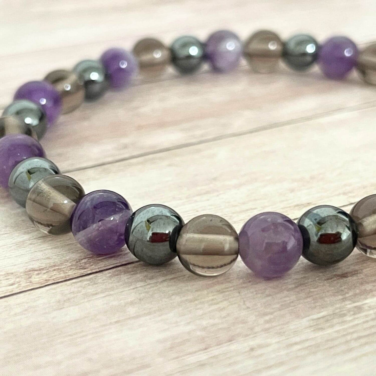 Gros plan sur les perles d’Améthyste, Hématite et Quartz Fumé, bracelet  Nouvelles habitudes et Ancrage