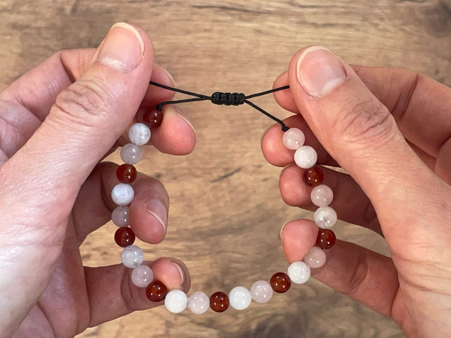 gros plan sur le codon en nylon d'un bracelet ajustable en pierres naturelles