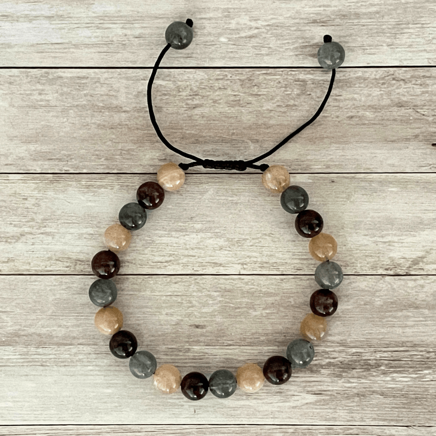 Bracelet en pierres naturelles sur cordon réglable, vue de dessus
