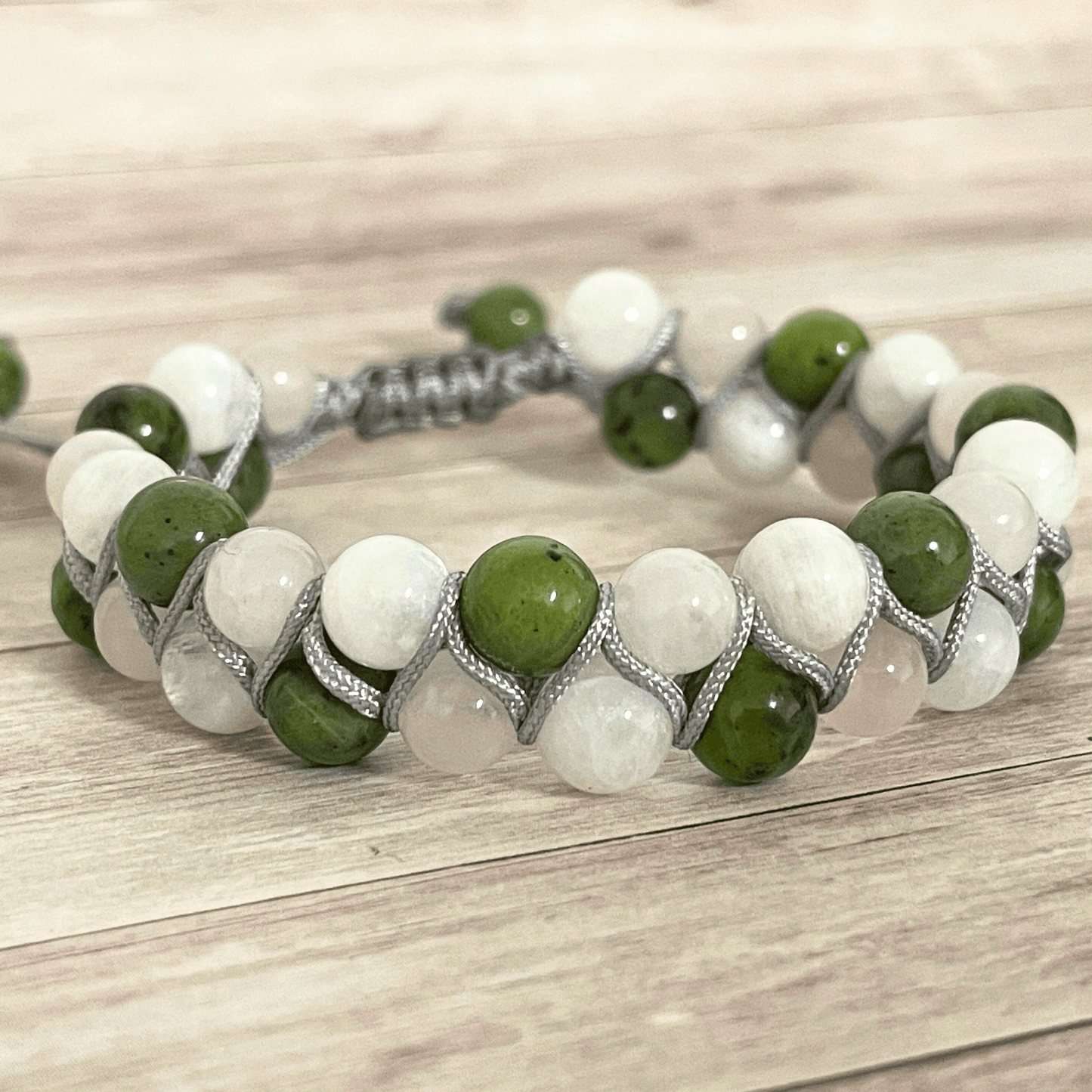 Détail des perles en pierres naturelles d’un bracelet double rangée personnalisable