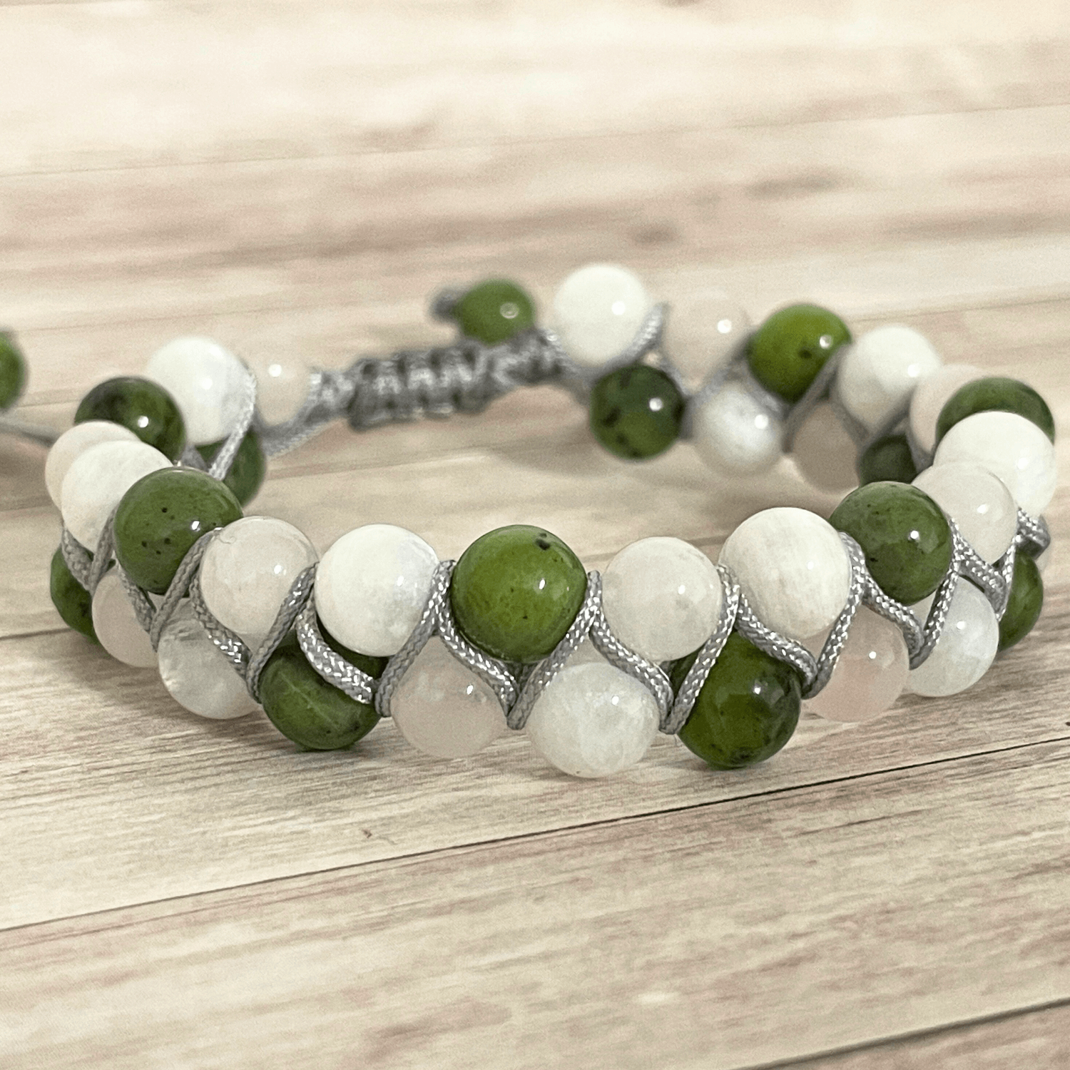 Détail des perles en pierres naturelles d’un bracelet double rangée personnalisable