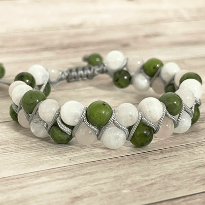 Détail des perles en pierres naturelles d’un bracelet double rangée personnalisable